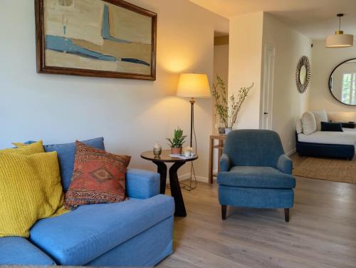 Premier Resort Style Living Minutes from Santa Monica في لوس أنجلوس: غرفة معيشة مع أريكة زرقاء وكرسي