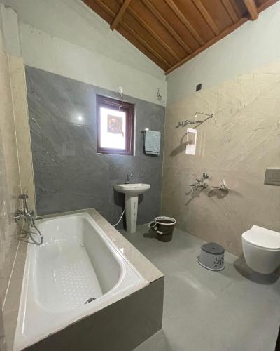 Un baño de The Bel Hotel & Restaurant