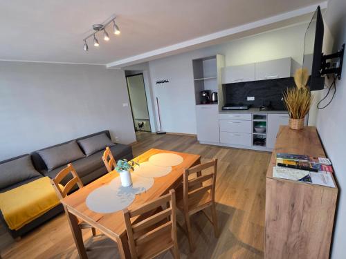un salon avec une table et un canapé dans l'établissement ApartHotel8, à Bystrzyca Kłodzka
