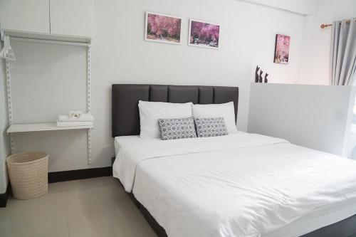 Postel nebo postele na pokoji v ubytování Baan Ploy Inn 2