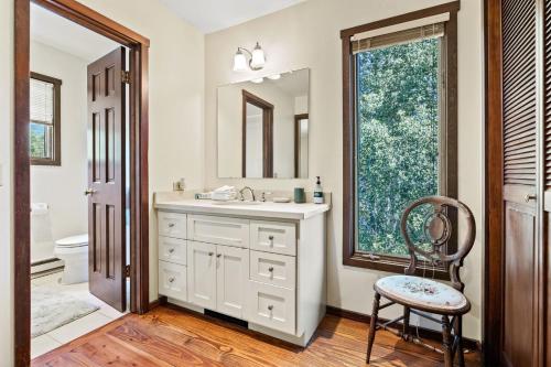 Koupelna v ubytování RMR: Lake Creek Cottage Home in The Aspens