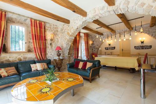 a living room with a couch and a table at Villa sur Golf Opio Valbonne in Opio