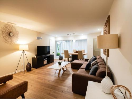 Premier Resort Style Living Minutes from Santa Monica في لوس أنجلوس: غرفة معيشة بها أريكة وطاولة