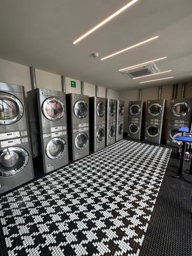 una fila de lavadoras en una lavandería en Adamant Toreo, en Tijuana