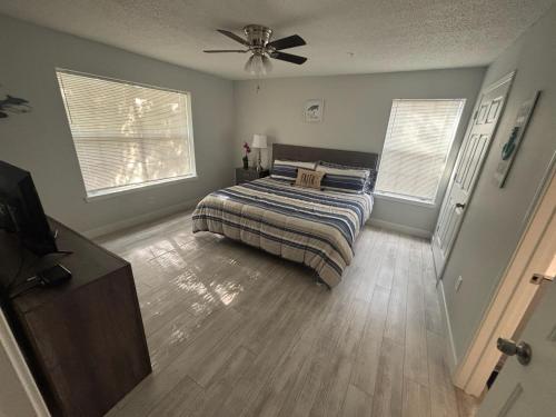 Postel nebo postele na pokoji v ubytování Modern Pool Latte Bar Walk to Beach