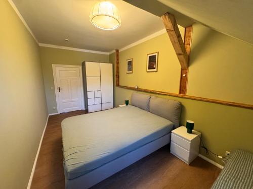 une petite chambre avec un lit dans une pièce dans l'établissement Altstadt Quartier 2, à Bad Freienwalde