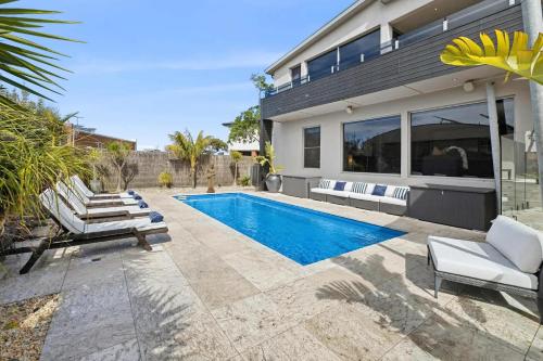una piscina nel cortile di una casa di Manna Heaven Luxury Coastal Retreat with Pool a Torquay