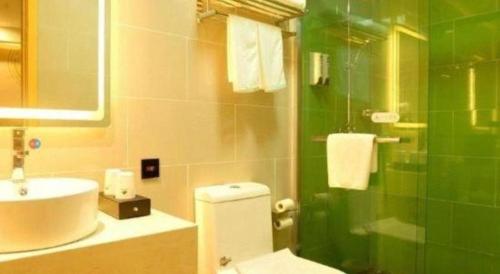 ein Badezimmer mit Toilette, Waschbecken und Dusche in der Unterkunft GreenTree Inn Yangzhou East Passenger Station He Garden in Yangzhou