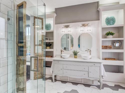 ein Badezimmer mit zwei Waschbecken und einer Glasdusche in der Unterkunft Douglass House in Savannah