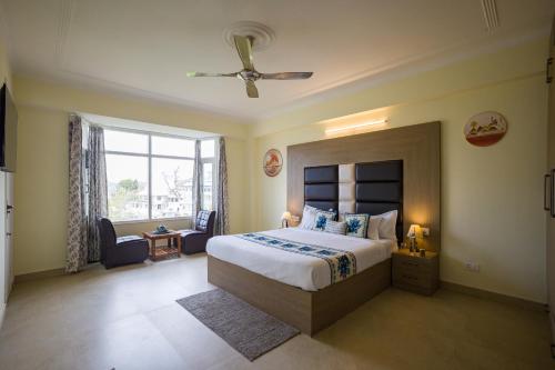 Un dormitorio con una cama grande y una ventana en The Walnut Stays, en Solan