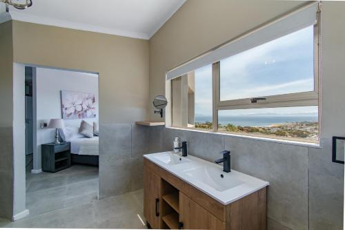 Ένα μπάνιο στο 75 on Chapman