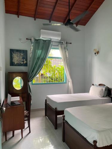 Ένα ή περισσότερα κρεβάτια σε δωμάτιο στο leari - surf & family guesthouse