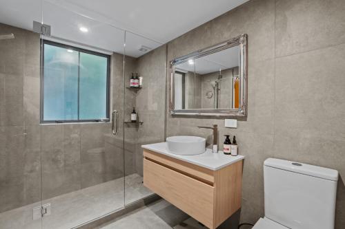 une salle de bain avec un lavabo, une douche et des toilettes dans l'établissement Stunning Lake Views, à Queenstown