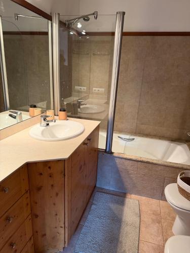 a bathroom with a sink and a tub and a toilet at Nispero in Sa Pobla