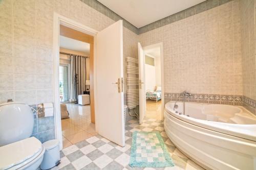 Bathroom sa Villa Noaina in Lagonissi
