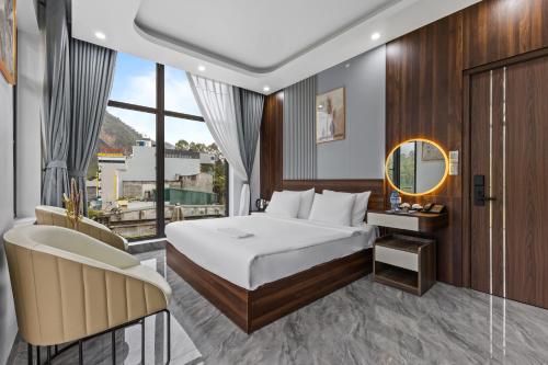 a hotel room with a bed and a mirror at Ha Giang Hill Hotel in Dồng Văn