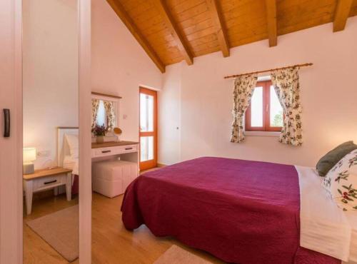 Postel nebo postele na pokoji v ubytování The Grandfather Villa – Heated Pool Retreat