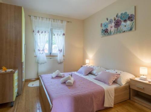 ein Schlafzimmer mit einem großen Bett mit zwei Handtüchern darauf in der Unterkunft Holiday House BALEN with Swimming Pool in Lisičići