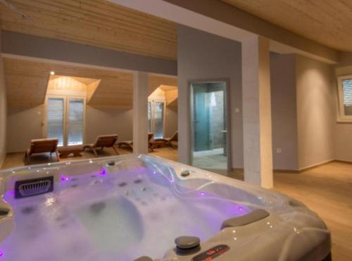 eine große Whirlpool-Badewanne in einem Wohnzimmer in der Unterkunft Holiday House BALEN with Swimming Pool in Lisičići