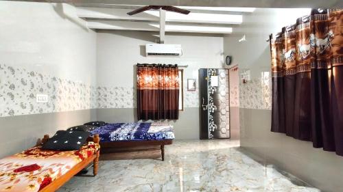 Ένα ή περισσότερα κρεβάτια σε δωμάτιο στο Omkar Homestay Dwarka