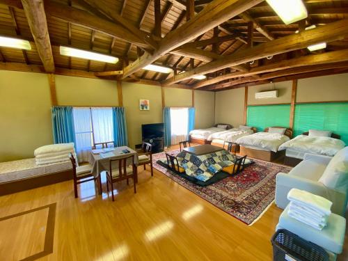 an overhead view of a room with beds and a table at Wakihonjin in Kikugawa