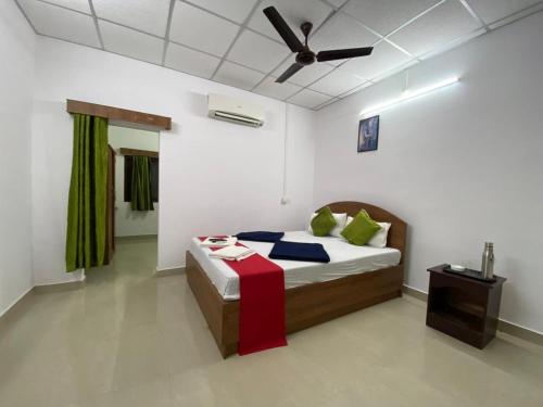 une chambre avec un lit et un ventilateur de plafond dans l'établissement Dream Valley Resort, à Neil Island