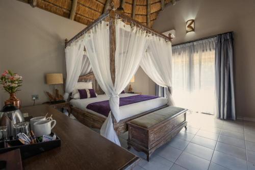 Postel nebo postele na pokoji v ubytování N'taba River Lodge & Spa