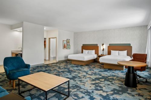 une chambre d'hôtel avec deux lits, une table et des chaises dans l'établissement Hampton Inn and Suites Waxahachie, à Waxahachie