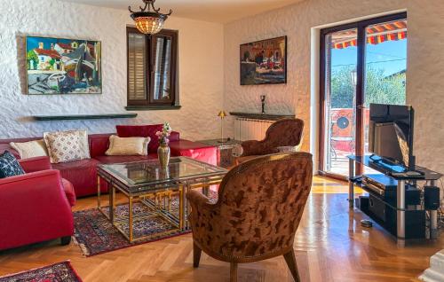 Televiisor ja/või meelelahutuskeskus majutusasutuses Awesome Apartment In Opric With House Sea View