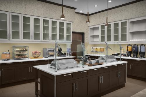 uma grande cozinha com armários brancos e um balcão em Homewood Suites by Hilton Concord em Concord