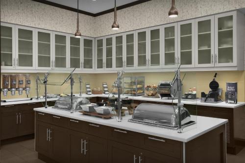 Kuchyň nebo kuchyňský kout v ubytování Homewood Suites by Hilton Concord