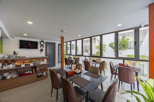 Un televizor și/sau centru de divertisment la A25 Hotel - 14 Hồ Huấn Nghiệp