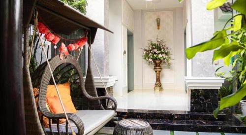 - une terrasse couverte avec une balançoire dans une chambre dans l'établissement Hoang Mai Hotel, à Ấp Thanh Sơn (1)