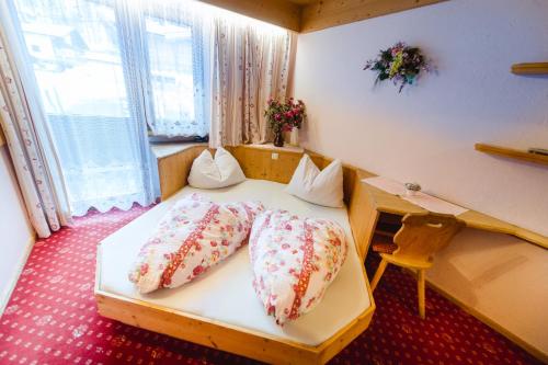 Una cama o camas en una habitación de Alpenheim Simone