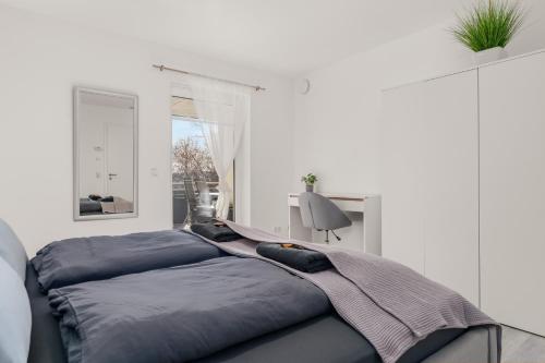 une chambre avec un grand lit avec des draps bleus dans l'établissement StayCozy Bike&Ski Apartments, eigener Fahrrad- und Skikeller, barrierefrei, Erdgeschoss, à Winterberg