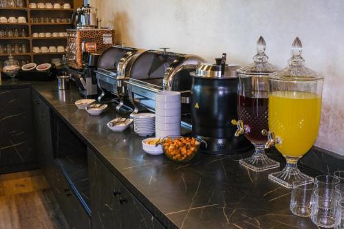un mostrador con una batidora y algunas bebidas en él en THE NOVA HOTEL, en Yalova
