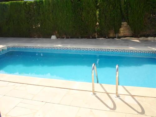una piscina de agua azul en Villa del Pi, en L'Ametlla de Mar