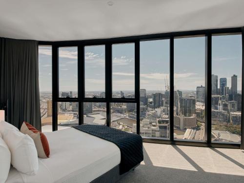 Un dormitorio con una cama y vistas a la ciudad. en Shadow Play by Peppers, en Melbourne