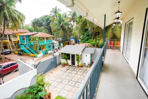 PernemFeel Goa Villa Olive- Unit Of My Booking Guru的一栋带游乐场的房子的空阳台。