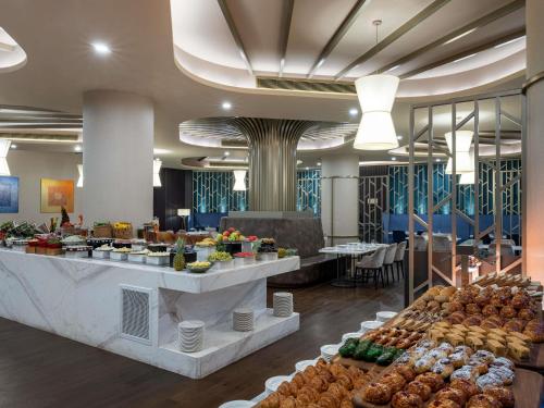 Una línea de buffet con muchos tipos diferentes de comida. en Sofitel Istanbul Taksim, en Estambul