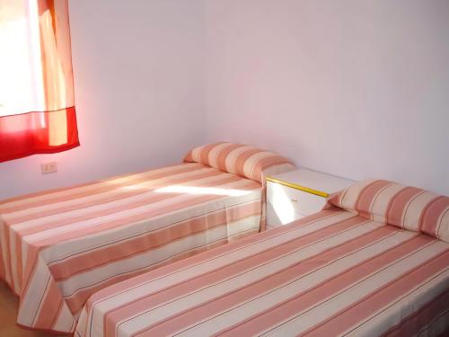 dos camas sentadas una al lado de la otra en una habitación en Villa del Pi, en L'Ametlla de Mar