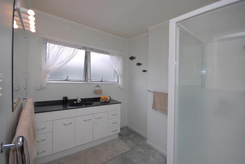 Koupelna v ubytování Coopers Beach home with stunning views