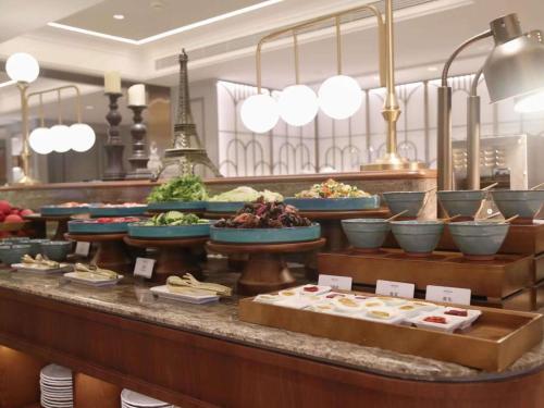 北京北京安贞奥体中心美居酒店的提供多种食物的自助餐线