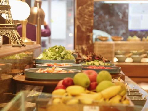 北京北京安贞奥体中心美居酒店的提供多种食物的自助餐线