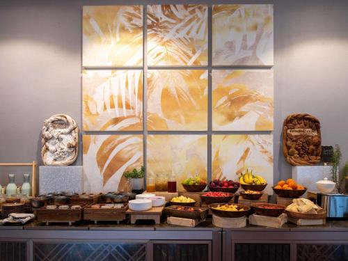 Un buffet con frutas y verduras en una mesa. en Swissotel Living Jeddah, en Yeda