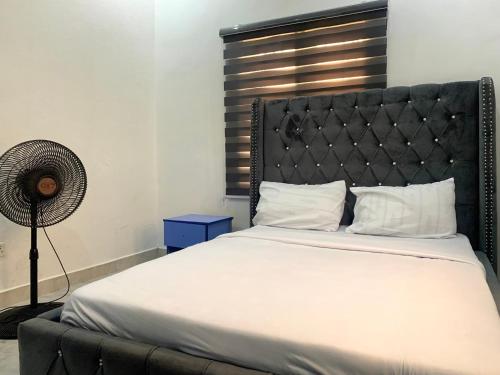 Postel nebo postele na pokoji v ubytování Comfy Abode