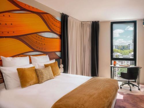 Ένα ή περισσότερα κρεβάτια σε δωμάτιο στο Novotel Paris Val de Fontenay