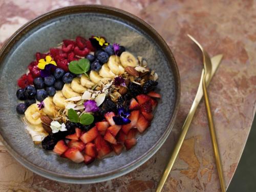 un bol lleno de frutas y hortalizas en una mesa en Pullman Sydney Penrith, en Penrith