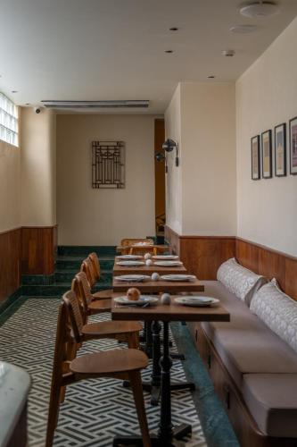 uma fileira de mesas e cadeiras em uma sala em Abode Jaipur em Jaipur