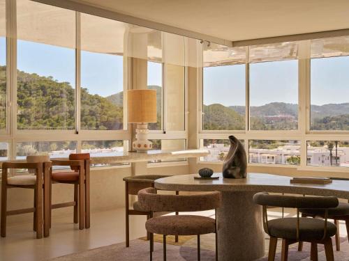 Nespecifikovaný výhled na hory nebo výhled na hory při pohledu z hotelu